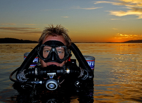 Returning after a dive at Fly Point (Photo by Suz Offenberg)